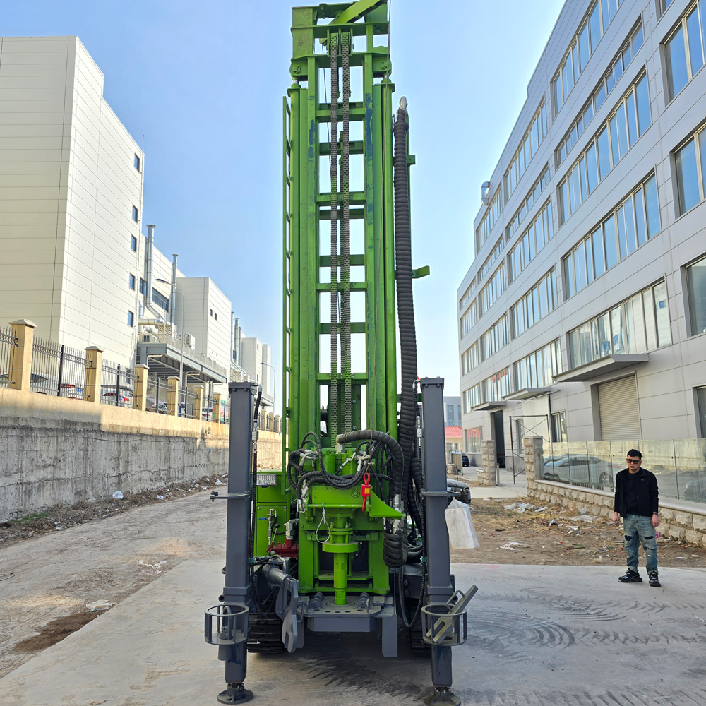 WR300SEL Crawler Chassis and Drill Pipe Configuration
